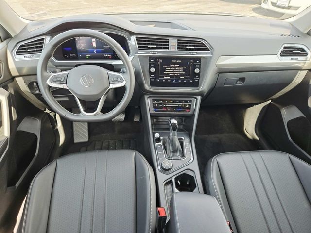 Volkswagen Tiguan Vehicle Full-screen Gallery Image 06