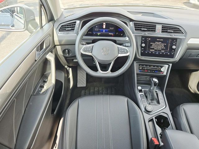 Volkswagen Tiguan Vehicle Full-screen Gallery Image 07