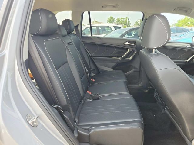 Volkswagen Tiguan Vehicle Full-screen Gallery Image 11