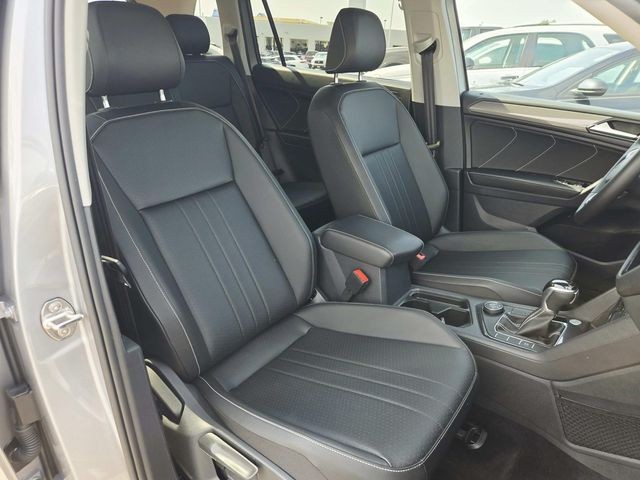 Volkswagen Tiguan Vehicle Full-screen Gallery Image 12