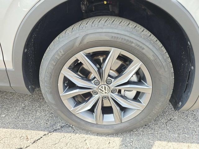 Volkswagen Tiguan Vehicle Full-screen Gallery Image 13