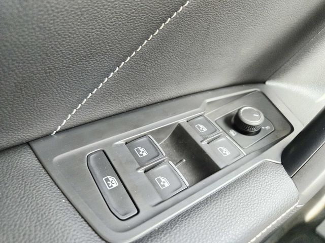 Volkswagen Tiguan Vehicle Full-screen Gallery Image 31