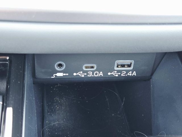 Subaru Legacy Vehicle Full-screen Gallery Image 24