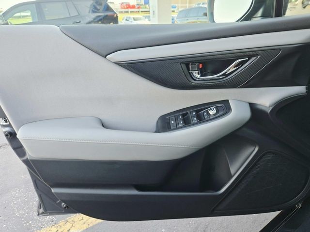 Subaru Legacy Vehicle Full-screen Gallery Image 28
