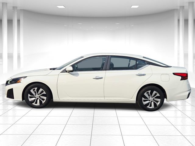 Nissan Altima Vehicle Full-screen Gallery Image 02