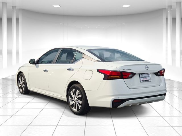 Nissan Altima Vehicle Full-screen Gallery Image 03