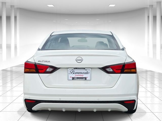 Nissan Altima Vehicle Full-screen Gallery Image 04