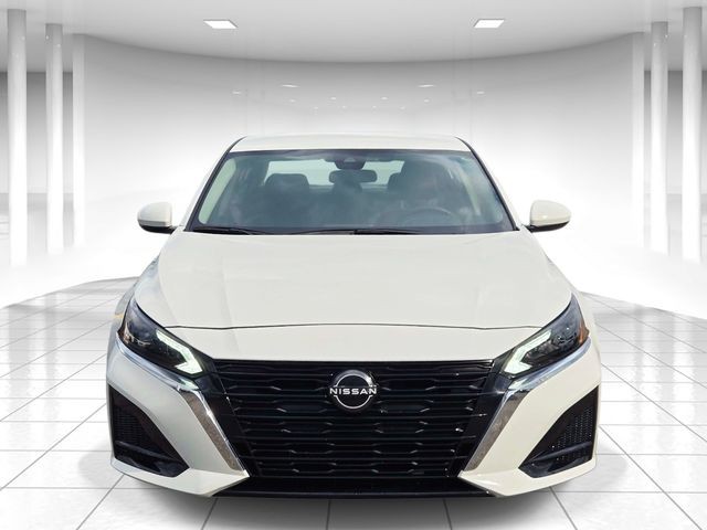 Nissan Altima Vehicle Full-screen Gallery Image 05