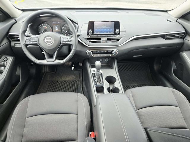 Nissan Altima Vehicle Full-screen Gallery Image 06
