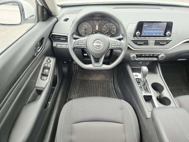 Nissan Altima Vehicle Full-screen Gallery Image 07