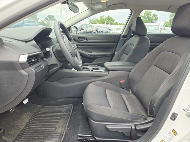 Nissan Altima Vehicle Full-screen Gallery Image 08