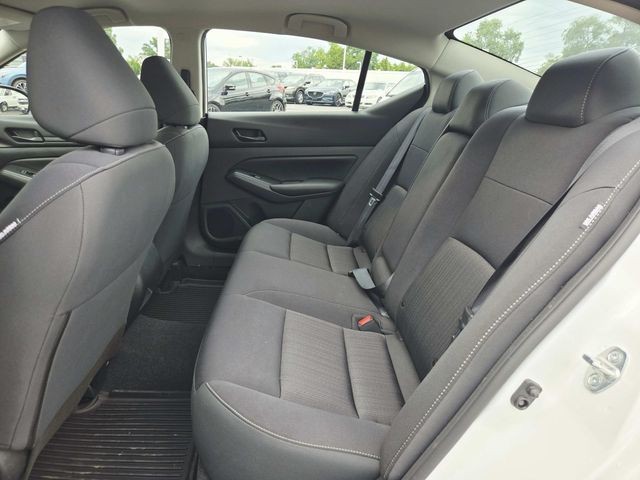 Nissan Altima Vehicle Full-screen Gallery Image 09