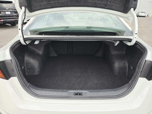 Nissan Altima Vehicle Full-screen Gallery Image 10