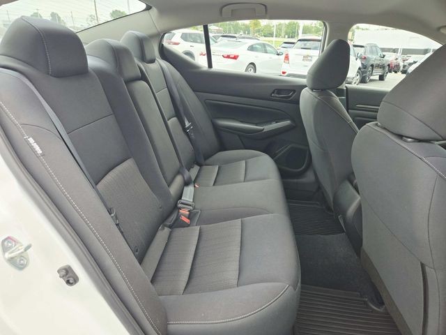Nissan Altima Vehicle Full-screen Gallery Image 11