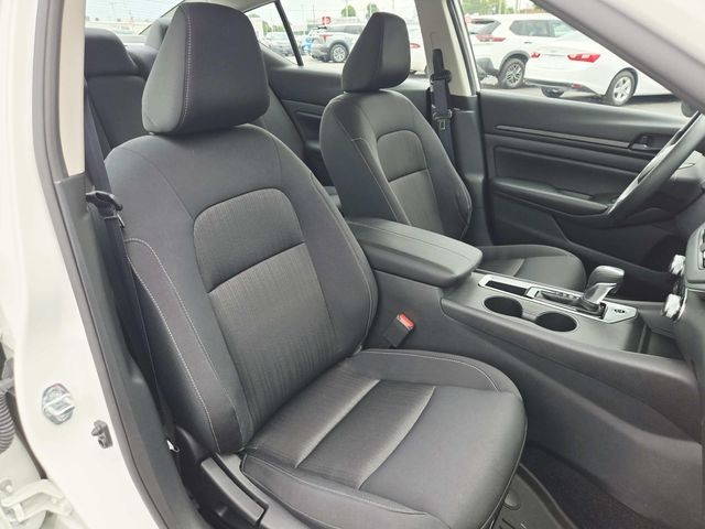 Nissan Altima Vehicle Full-screen Gallery Image 12