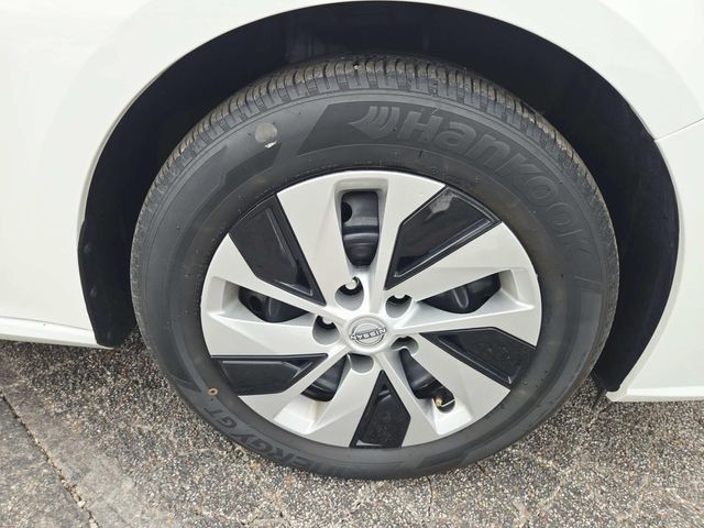Nissan Altima Vehicle Full-screen Gallery Image 13