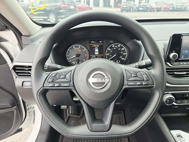 Nissan Altima Vehicle Full-screen Gallery Image 15