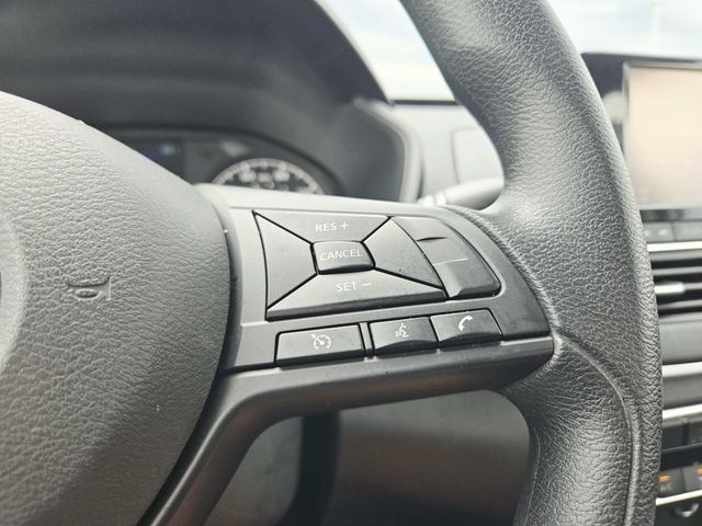 Nissan Altima Vehicle Full-screen Gallery Image 17