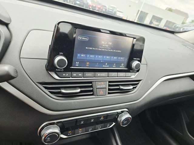 Nissan Altima Vehicle Full-screen Gallery Image 20