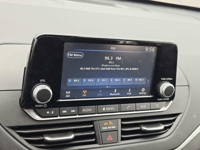 Nissan Altima Vehicle Full-screen Gallery Image 21
