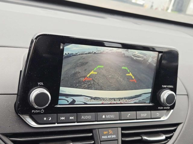 Nissan Altima Vehicle Full-screen Gallery Image 22