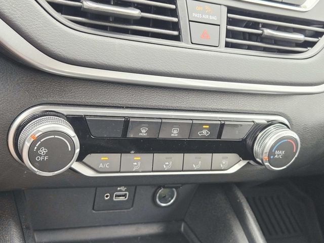 Nissan Altima Vehicle Full-screen Gallery Image 23