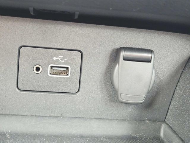 Nissan Altima Vehicle Full-screen Gallery Image 24