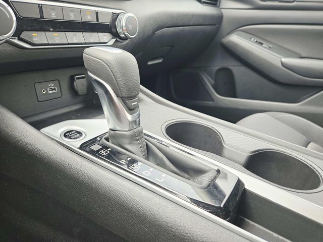 Nissan Altima Vehicle Full-screen Gallery Image 25