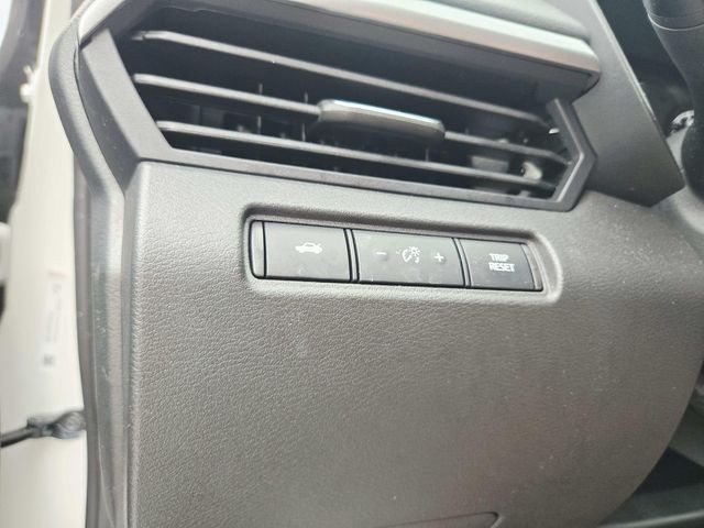 Nissan Altima Vehicle Full-screen Gallery Image 27