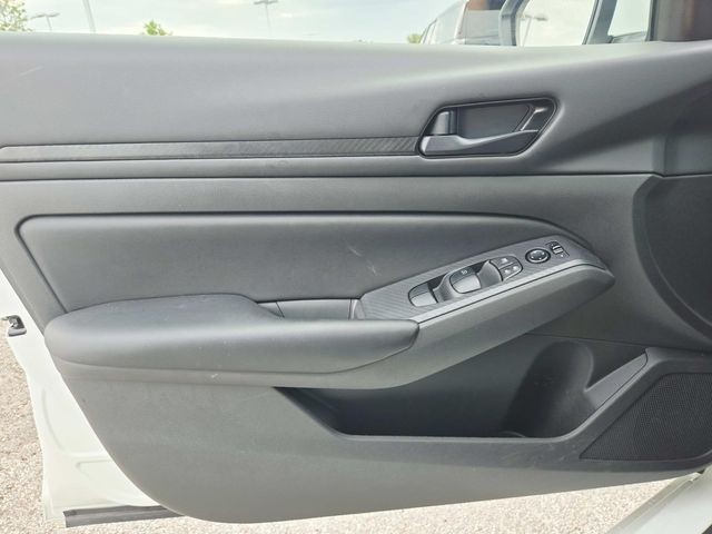 Nissan Altima Vehicle Full-screen Gallery Image 28