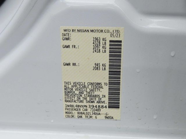 Nissan Altima Vehicle Full-screen Gallery Image 30
