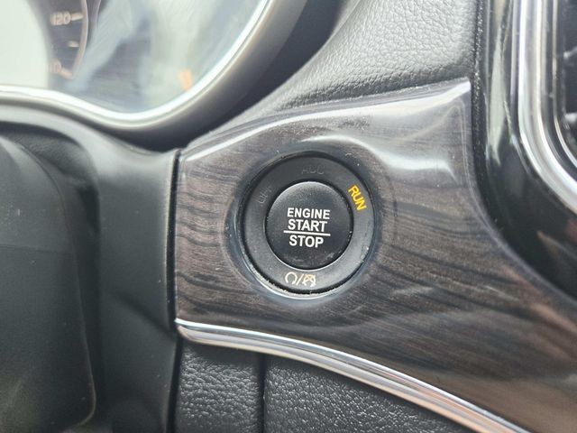 Jeep Grand Cherokee Vehicle Full-screen Gallery Image 31