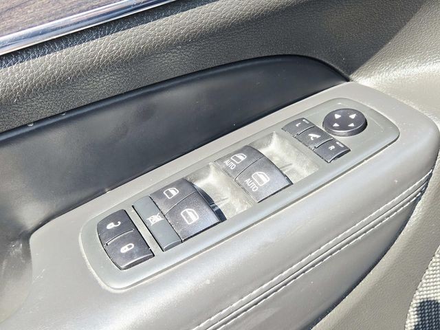 Jeep Grand Cherokee Vehicle Full-screen Gallery Image 35