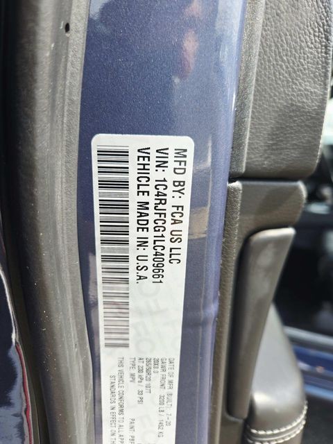 Jeep Grand Cherokee Vehicle Full-screen Gallery Image 38