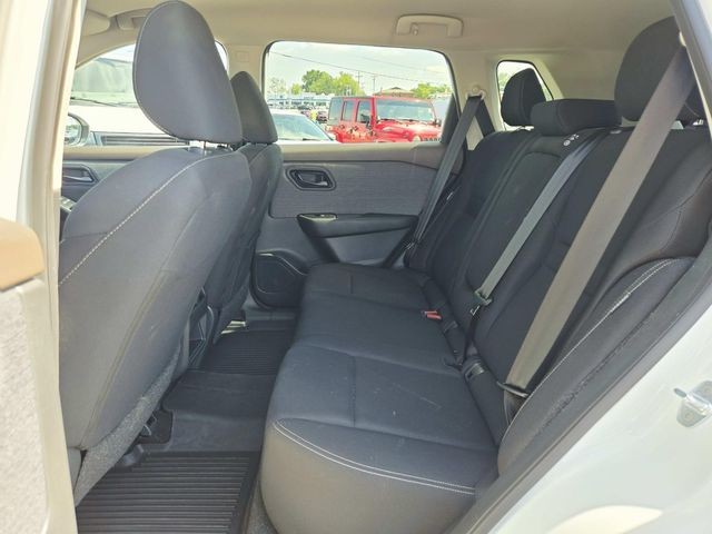 Nissan Rogue Vehicle Full-screen Gallery Image 09
