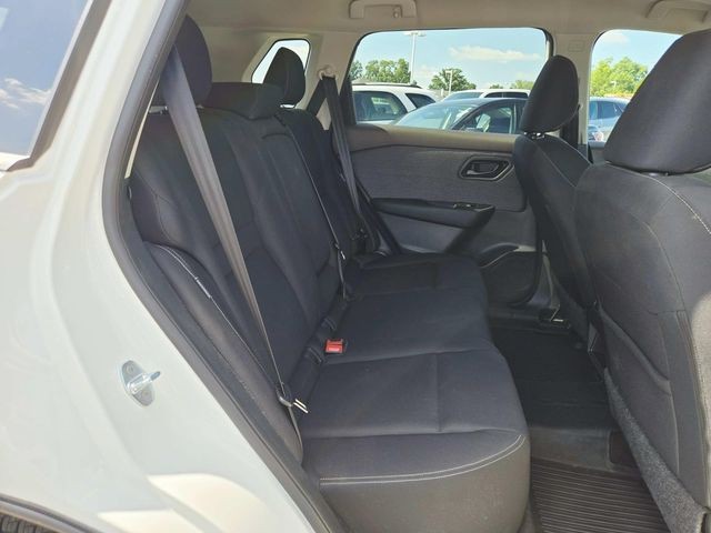 Nissan Rogue Vehicle Full-screen Gallery Image 11