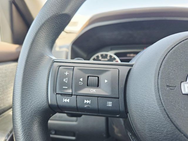 Nissan Rogue Vehicle Full-screen Gallery Image 15