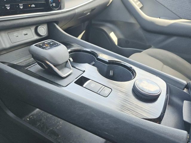 Nissan Rogue Vehicle Full-screen Gallery Image 24