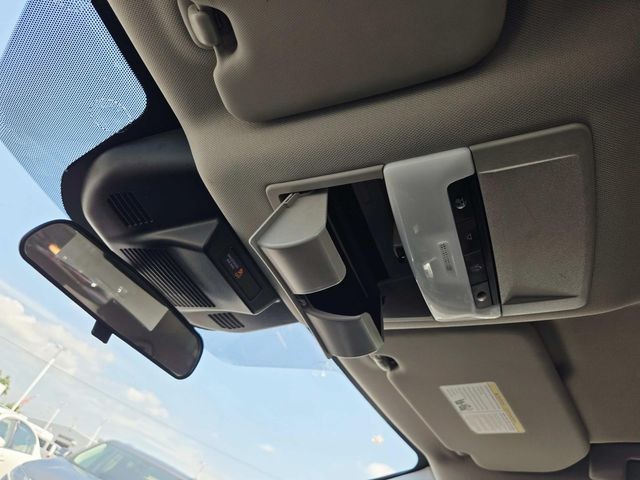 Nissan Rogue Vehicle Full-screen Gallery Image 26