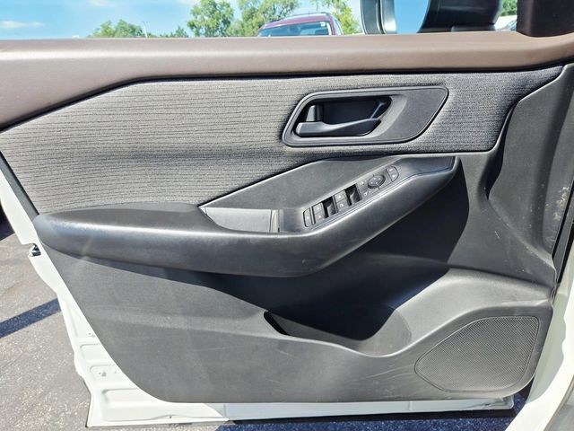 Nissan Rogue Vehicle Full-screen Gallery Image 27