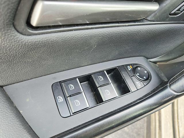Mazda CX-50 Hybrid Vehicle Full-screen Gallery Image 32