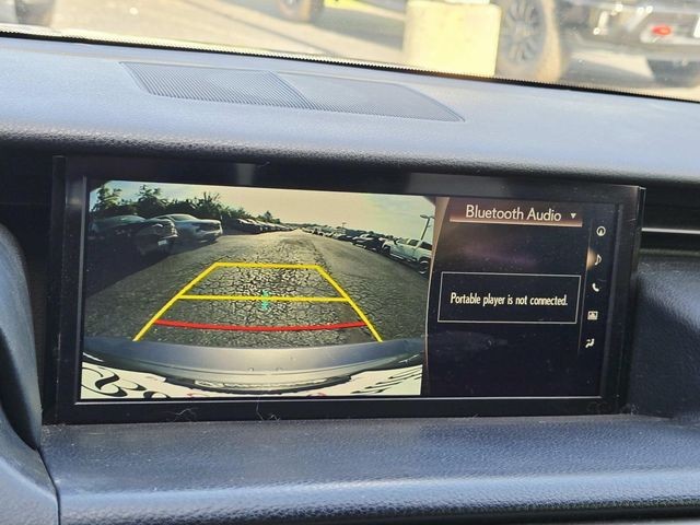 Lexus IS Vehicle Full-screen Gallery Image 16