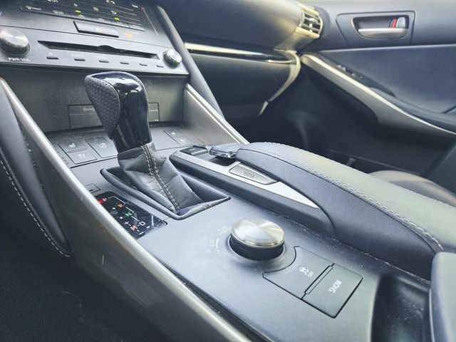 Lexus IS Vehicle Full-screen Gallery Image 18