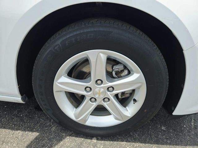 Chevrolet Malibu Vehicle Full-screen Gallery Image 13