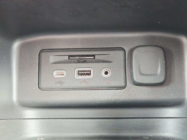 Chevrolet Equinox Vehicle Full-screen Gallery Image 25