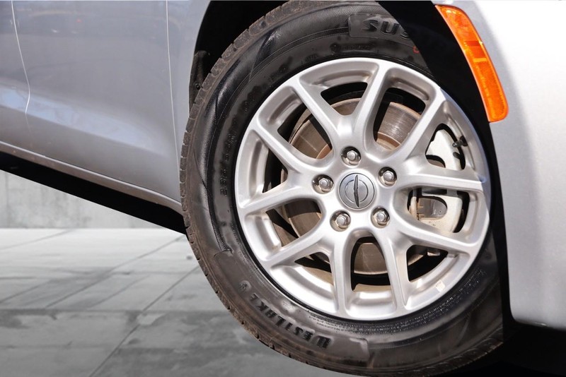 Chrysler Voyager Vehicle Image 03
