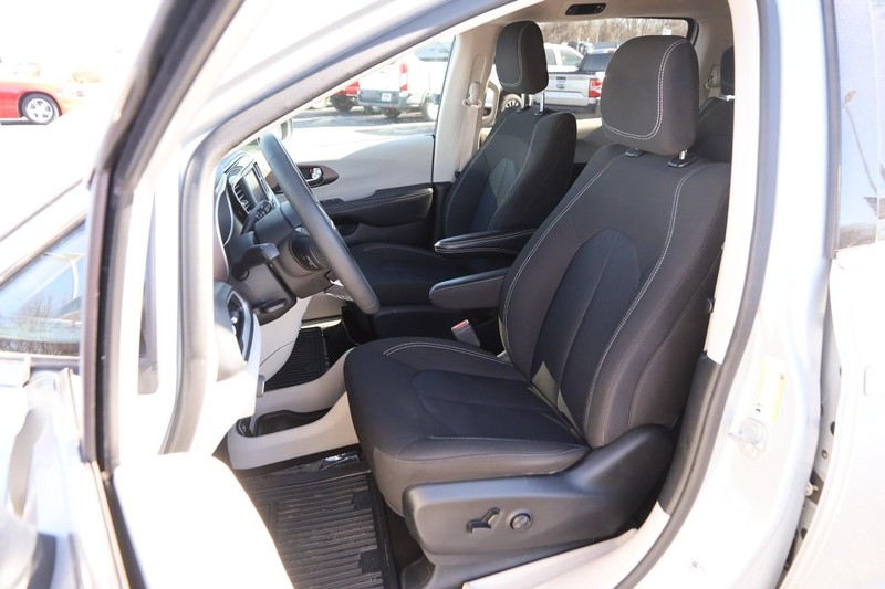 Chrysler Voyager Vehicle Image 09