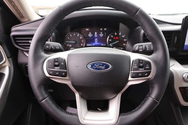 Ford Explorer Vehicle Image 12