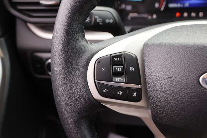 Ford Explorer Vehicle Image 13