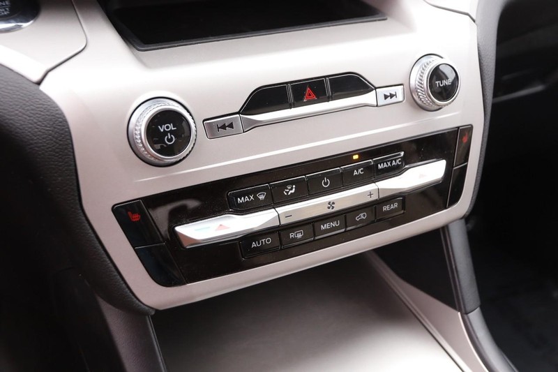 Ford Explorer Vehicle Image 19